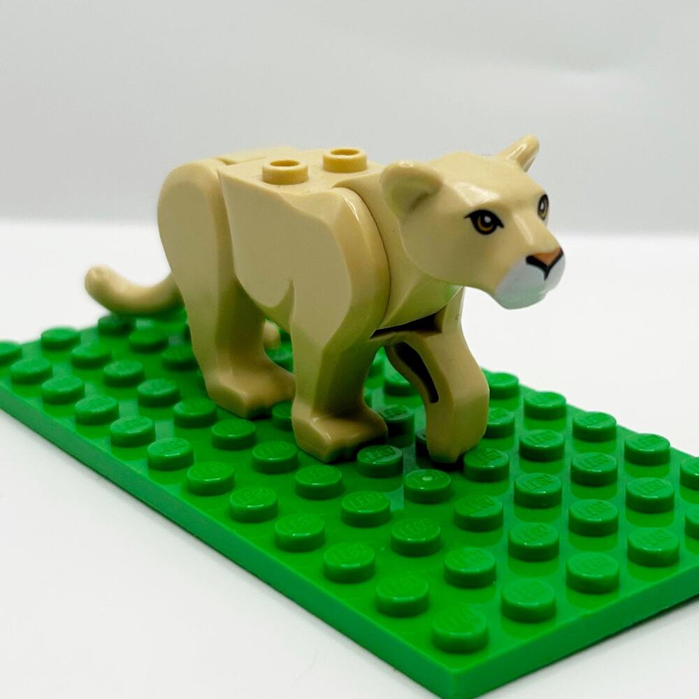 Lego Tan Mountain Large Lioness Lion with Bright Light Orange Eyes Authentic